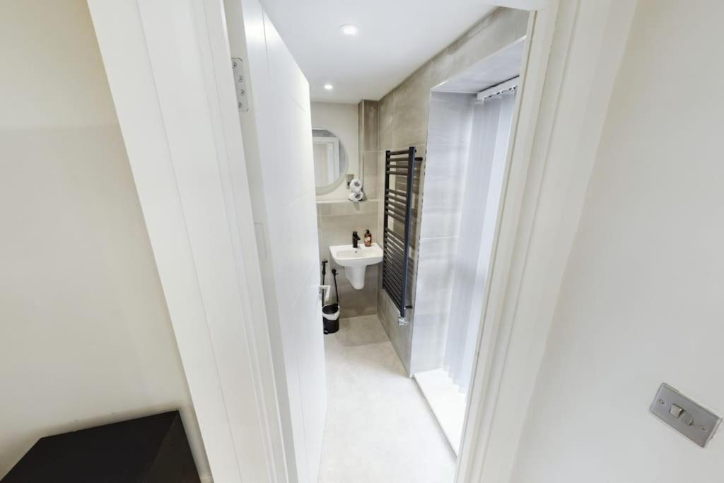 Luxury 2-bedroom Penthouse With Stunning Views And Parking - Leeds Centre * Лидс