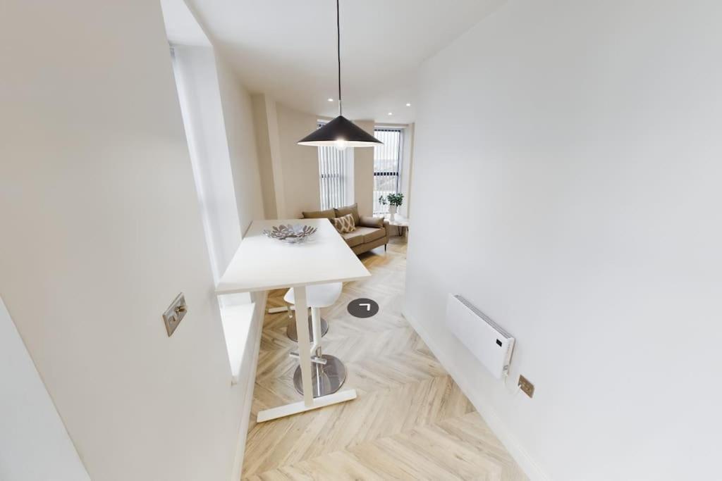 Luxury 2-bedroom Penthouse With Stunning Views And Parking - Leeds Centre * Лидс
