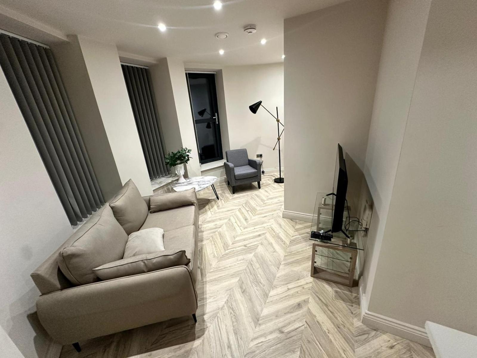 Luxury 2-bedroom Penthouse With Stunning Views And Parking - Leeds Centre Лидс