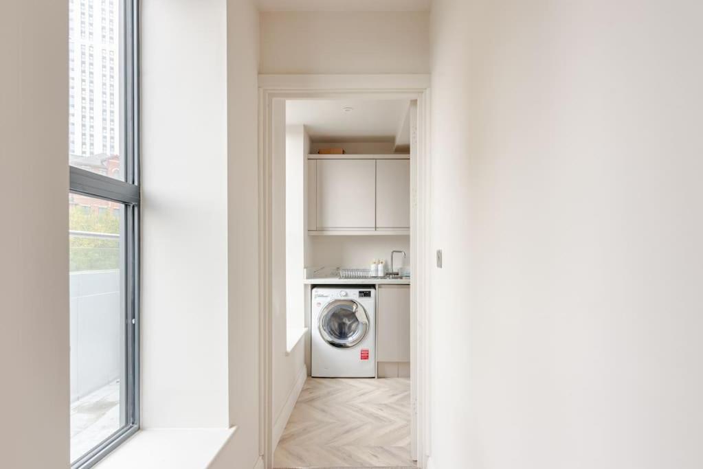 Апартаменты Luxury 2-bedroom Penthouse With Stunning Views And Parking - Leeds Centre