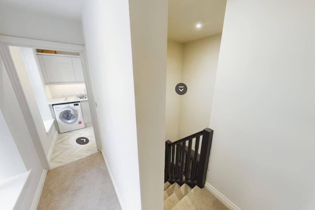 Luxury 2-bedroom Penthouse With Stunning Views And Parking - Leeds Centre Apartment *