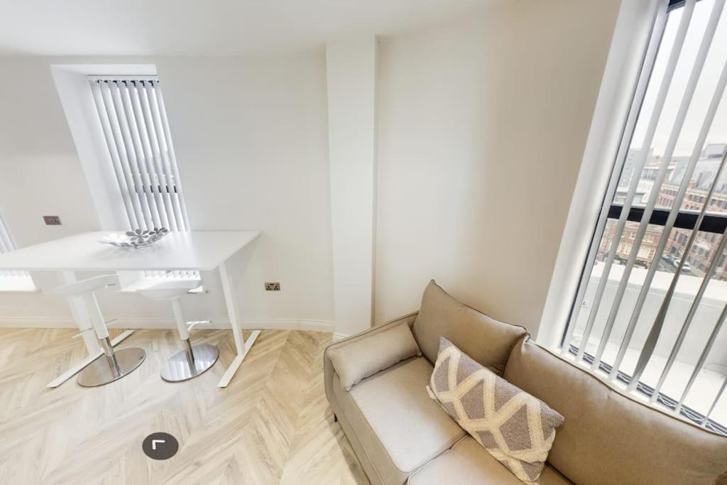 Luxury 2-bedroom Penthouse With Stunning Views And Parking - Leeds Centre *