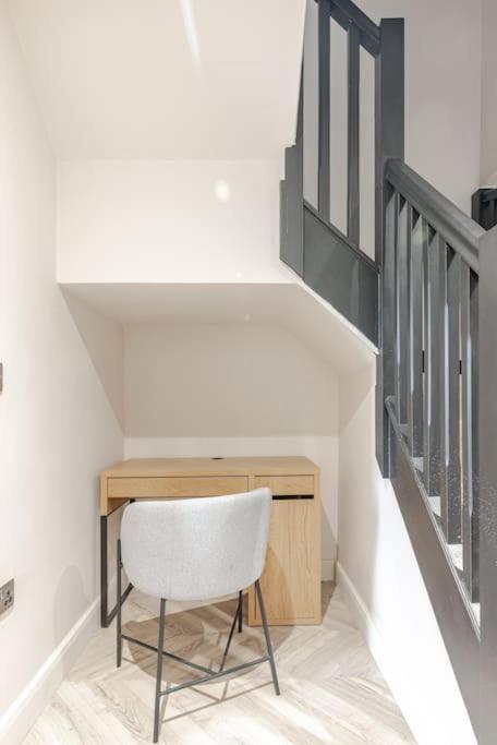Luxury 2-bedroom Penthouse With Stunning Views And Parking - Leeds Centre