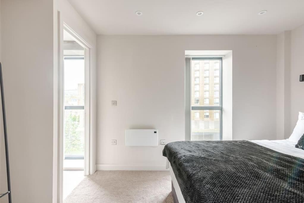 Luxury 2-bedroom Penthouse With Stunning Views And Parking - Leeds Centre Apartment