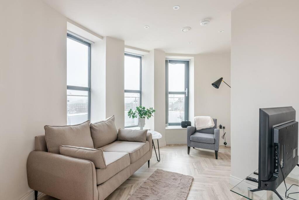 Luxury 2-bedroom Penthouse With Stunning Views And Parking - Leeds Centre
