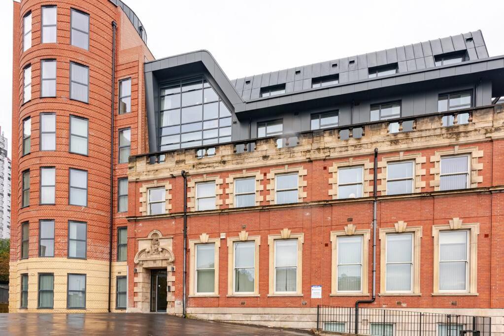 Apartment Luxury 2-bedroom Penthouse With Stunning Views And Parking - Leeds Centre *