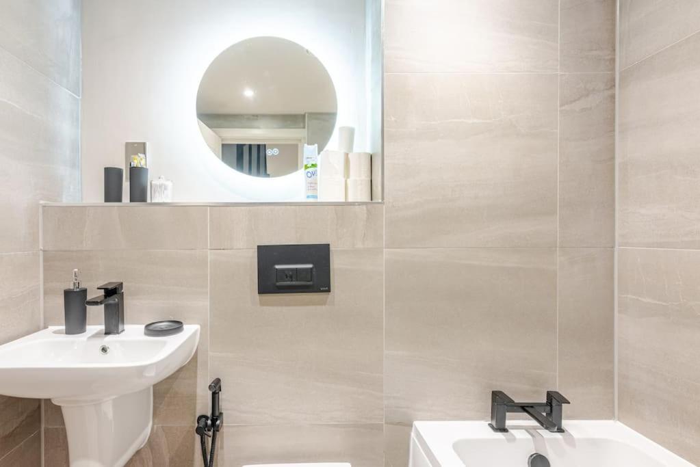 Luxury 2-bedroom Penthouse With Stunning Views And Parking - Leeds Centre Apartment *