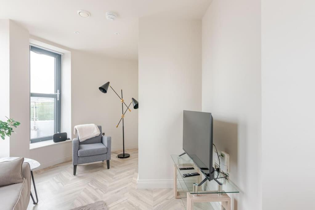 Luxury 2-bedroom Penthouse With Stunning Views And Parking - Leeds Centre Apartment *