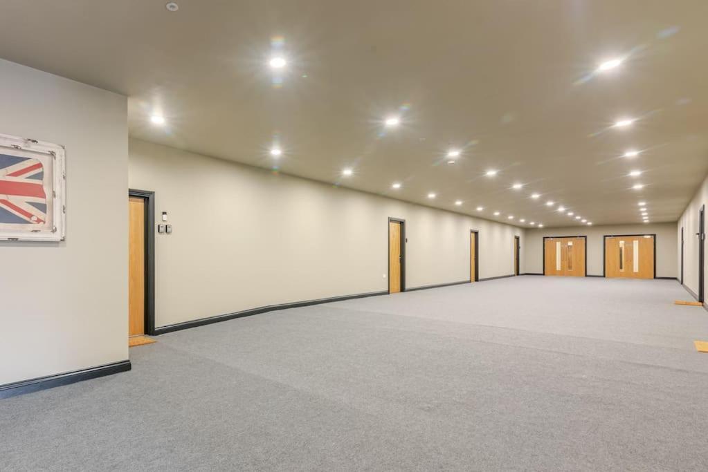 Luxury 2-bedroom Penthouse With Stunning Views And Parking - Leeds Centre Apartment *