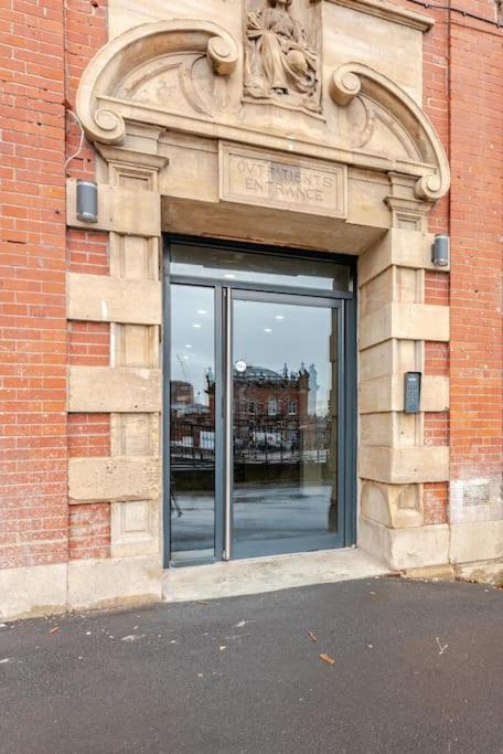 Luxury 2-bedroom Penthouse With Stunning Views And Parking - Leeds Centre